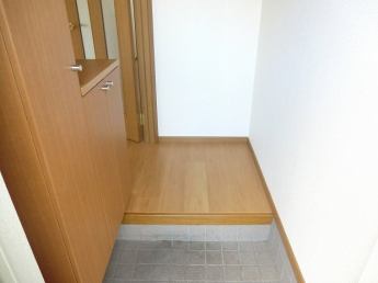 収納もある玄関です