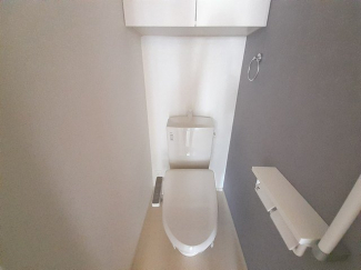 落ち着いた色調のトイレです