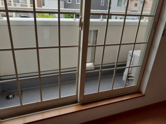 暖かな日差しのふりそそぐバルコニー
