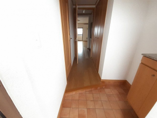 収納もある玄関です