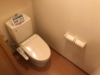 シャワー付トイレ　上部に収納あり