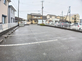 車をお持ちの方に嬉しい駐車場付きの物件です