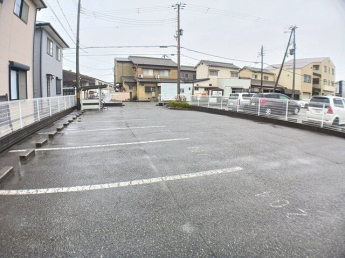 車をお持ちの方に嬉しい駐車場付きの物件です