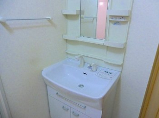 ゆったりとスペースのある洗面所