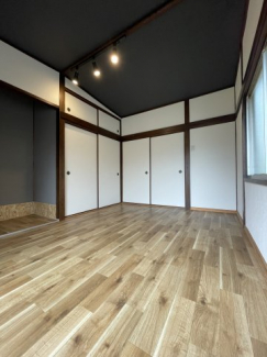 寝室には大型収納が２ヶ所。内部に棚や、パイプの設置が可能。オーナー様にご相談ください。