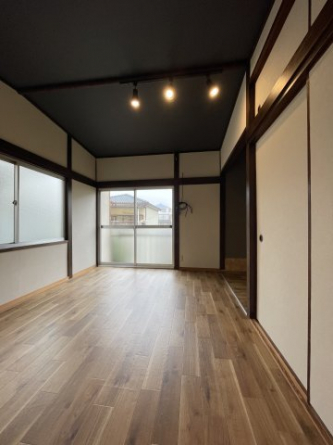 勾配天井の大空間。２面採光でバルコニー側は建物もなく開放的です。