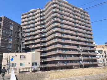 『江坂』駅より徒歩７分と駅近ですが、マンション前には糸田川が