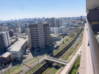 眼下に糸田川が見える綺麗なバルコニーからの眺望です