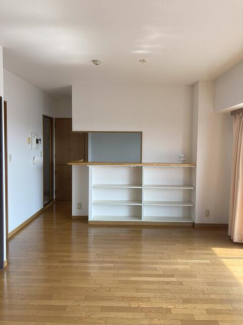 ダイニング側カウンター下に収納棚がたっぷりあります。