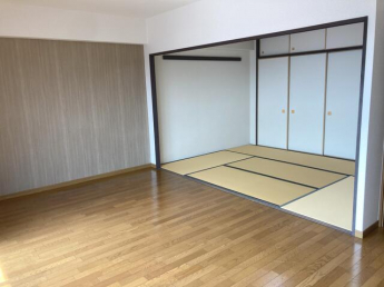 リビング横の和室、襖を開けると大きな開口がとれます。