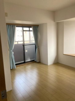 角部屋ならでは、北側にはバルコニー東側に大きな出窓があり明る