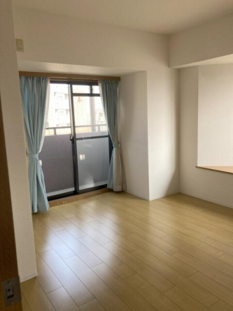 角部屋ならでは、北側にはバルコニー東側に大きな出窓があり明る