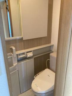 収納たっぷりのトイレスペース