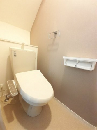 落ち着いた色調のトイレです