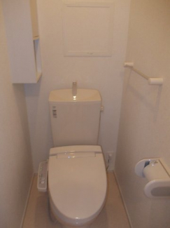 落ち着いた色調のトイレです