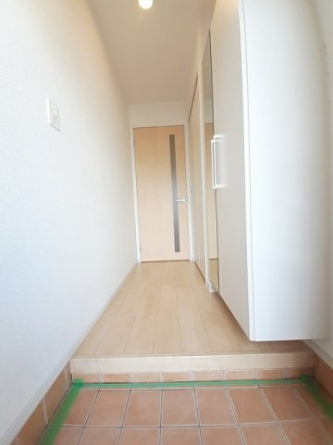 収納もある玄関です