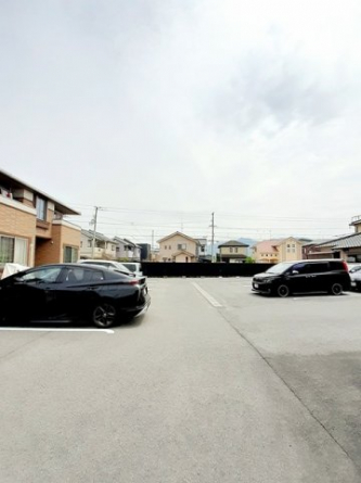 車をお持ちの方に嬉しい駐車場付きの物件です