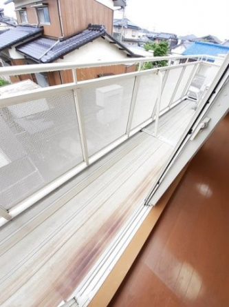 バルコニーからの眺めを楽しみながら食事をしませんか