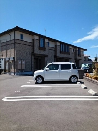 車をお持ちの方に嬉しい駐車場付きの物件です
