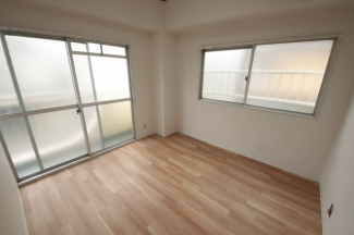 落ち着いて過ごせるお部屋なので、寝室にいかがでしょうか