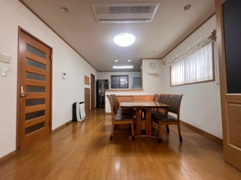 こちらの居間で趣味の時間をお楽しみください