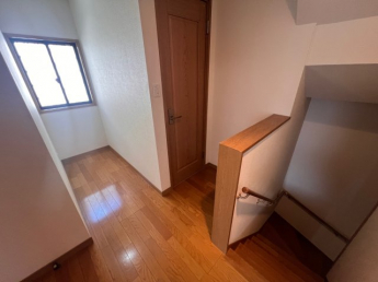 明るい色調の室内です