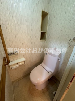 落ち着いた色調のトイレです