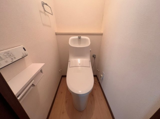 落ち着いた色調のトイレです