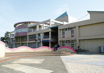 別府西小学校。低学年のお子様にも負担の少ない通学距離です。まで440m