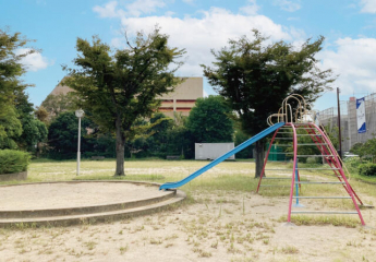 新野辺南第一公園。分譲地向かいにある緑豊かな公園。まで30m