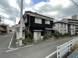 駅の出入り内に面する角地です！
