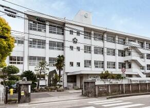 松山市立雄新中学校まで531m