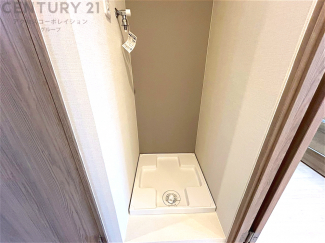 洗濯物の仕分け作業がしやすく、整理整頓が容易になります。洗濯音や湿気を他の部屋に持ち込まず、生活環境を快適に保ちます。上部を活用すれば収納スペースを確保でき洗剤や洗濯用品の整理もしやすくなります。
