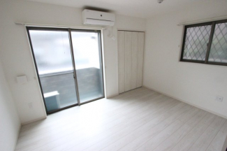 落ち着いて過ごせるお部屋なので、寝室にいかがでしょうか