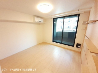 明るい色調の室内です