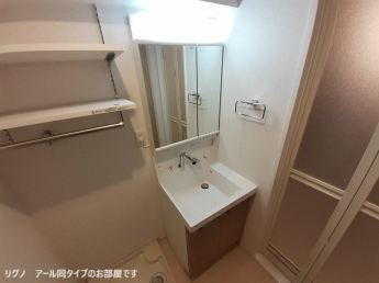 明るい洗面所です
