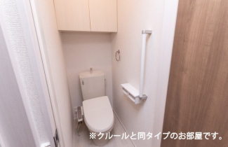落ち着いた色調のトイレです