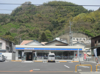ローソン八幡浜駅前店まで376m