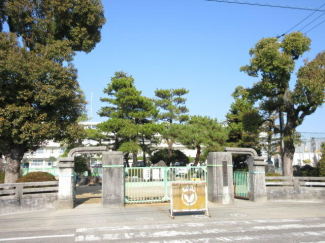 西条市立神拝小学校まで444m