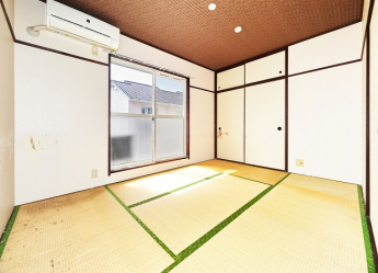 6帖和室。エアコンは残置物で撤去を予定しています。