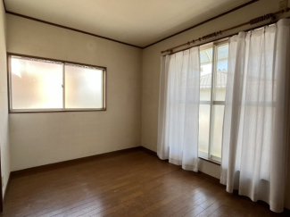 落ち着いた色調の洋室です