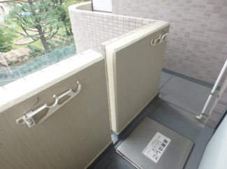 暖かな日差しのふりそそぐバルコニー