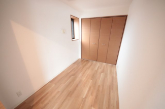 落ち着いて過ごせるお部屋なので、寝室にいかがでしょうか