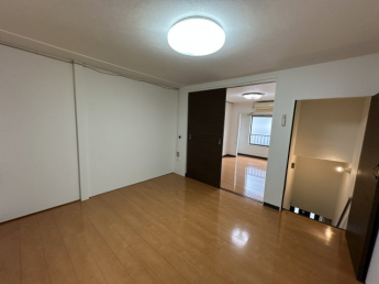 広々とした２階は仕切りがあるので子供部屋や趣味部屋などアレンジしやすい☆