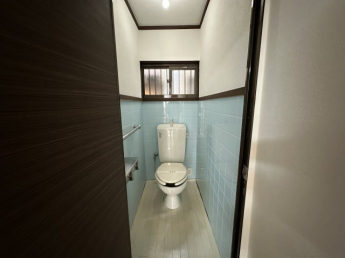 清潔感のある白いトイレです。