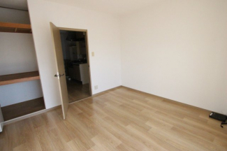 落ち着いて過ごせるお部屋なので、寝室にいかがでしょうか