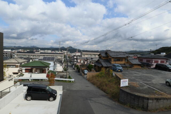 お部屋の窓から三田市内を一望　物干竿もついています