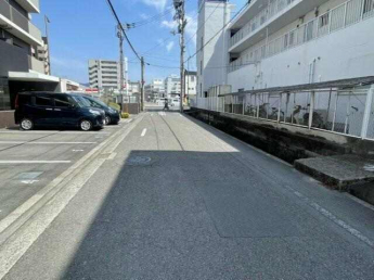 南側前面道路（西側から撮影）