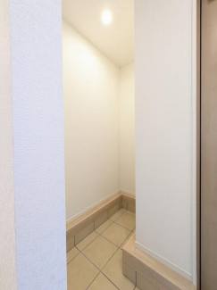 玄関横には収納スペースを完備