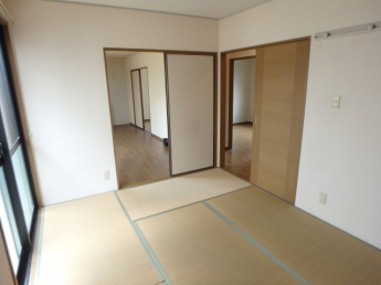 和室ならではの温かな和の空間で寛ぎの時間を過ごせます